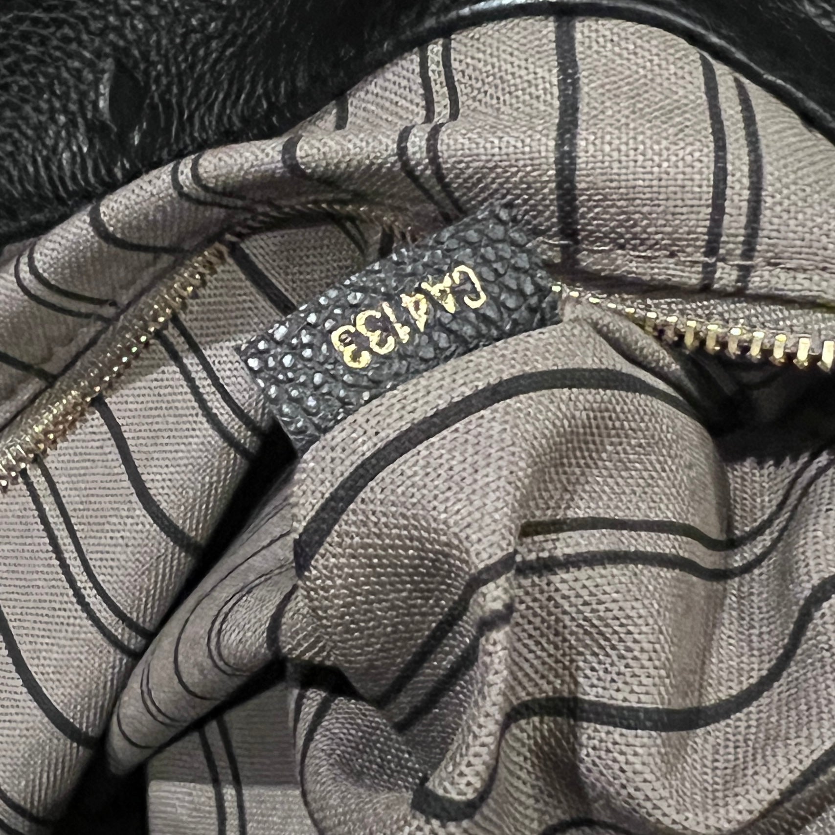 Louis Vuitton Artsy mm in Black Handbag - Authentic Pre-Owned Designer Handbags