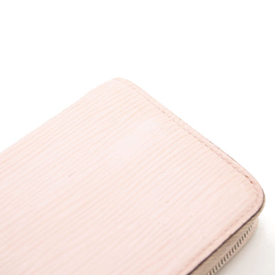 I bought the Joséphine wallet in rose ballerine yesterday (1st LV  purchase). After looking at it in a brighter light, there are small specs  all over the button. Does anyone else have