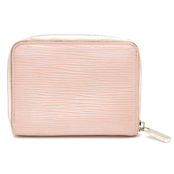 I bought the Joséphine wallet in rose ballerine yesterday (1st LV  purchase). After looking at it in a brighter light, there are small specs  all over the button. Does anyone else have