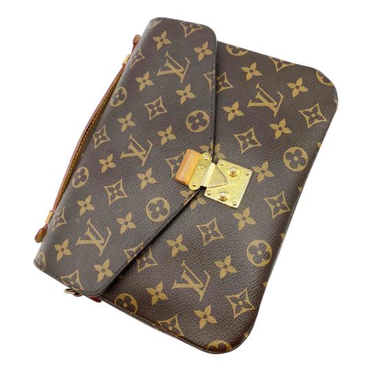 Louis Vuitton Metis messenger bag is made of soft monogram canvas mate