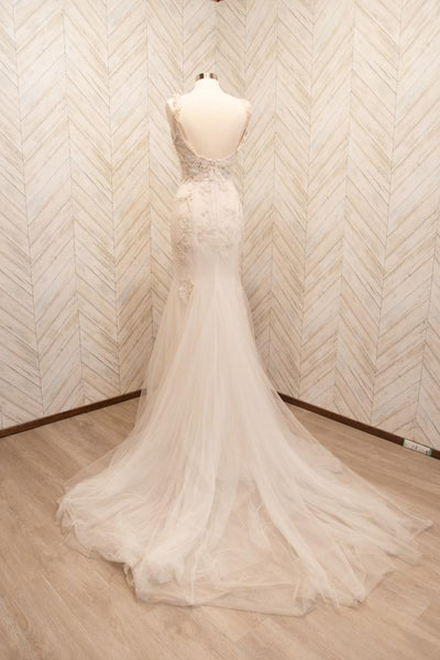 Monique Lhuillier White Lace - September Feminine Wedding Dress